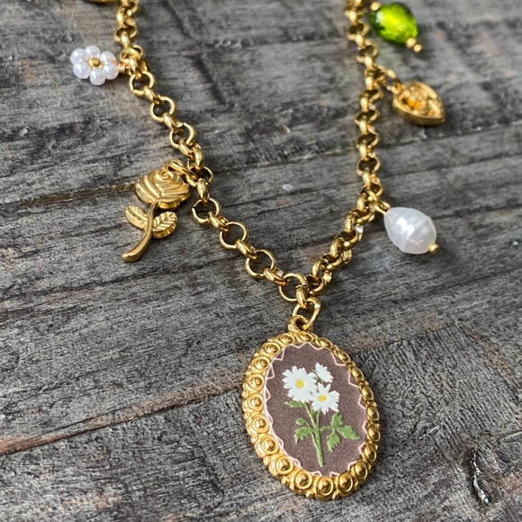 NEW Gold Charm Necklace With Floral Pendant - Picture 5 of 7